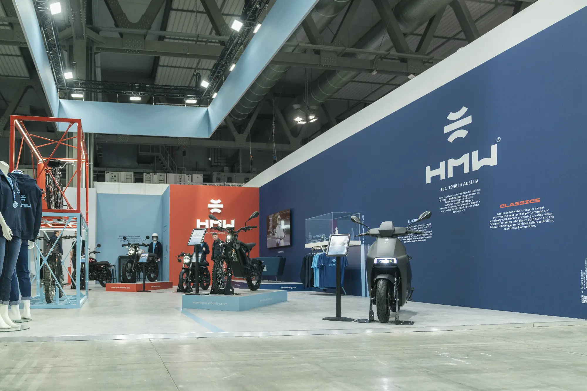 Weitwinkelaufnahme des HMW Messestandes auf der EICMA 2024